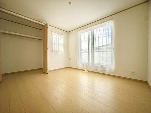 ■■メインベッドルーム■■クローゼット付の広い主寝室。プライベートを保ちながらもバランスよく配置された窓から緩やかな陽が射し込み、広い空間を光が満たしていきます。