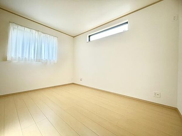 ■■明るい居室■■温もりある自然光を感じていただける居室です。飽きのこないナチュラルカラーの床にホワイトの壁紙は、色褪せることのない心地良さを作ります。