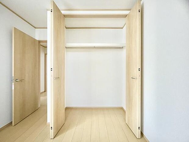 ■■closet■■クローゼットはスーツ類から丈の長いコート類まで何でも収納できる便利なスペースです。衣装ケースと併用することでセーター類なども収納でき自分だけのスペースにカスタマイズできます。