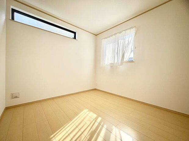 ■■居室■■各居室ごとにデザイン性のある窓を配置しました。壁面にはデスクやベット等の家具を置きやすいように高さや位置にも配慮しました。自分だけのお気に入りの空間を是非ご体感下さい。