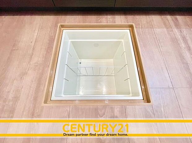 ■■床下収納■■調味料や飲料水などの保管場所、パントリーとして利用するのに便利。2Lのペットボトルもすっぽり入ります。