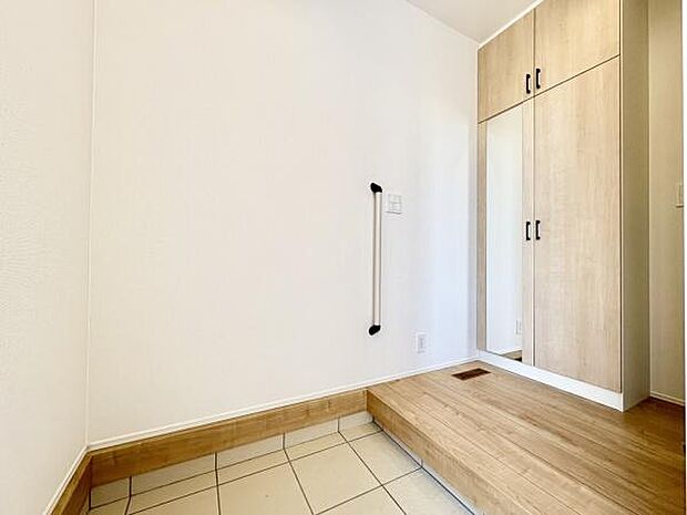 ■■玄関■■人を迎え入れる最初の場所だからこそ、清潔感がある空間にして頂ける様にゆとりあるシューズボックスを設置しました。おでかけの時も帰った時も、「我が家」を最初に感じでもらえる素敵な空間に。