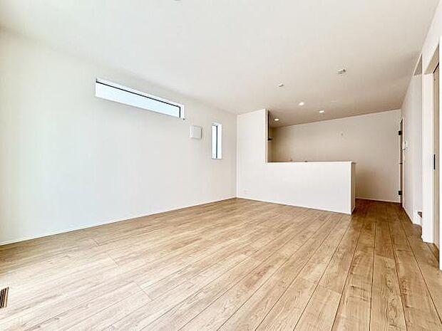 ■■憩いの場所■■パートナーや家族が集う憩いの空間。真新しい木目、Shadeのあるフローリングや白亜のクロスを陽の光、ダウンライトが照らし出し、家族・友人・知人の会話に華を咲かせます。