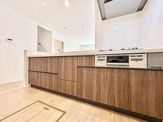 ■■対面キッチン■■キッチンは収納数もさる事ながら、リビングで寛ぐ家族や小さなお子様を見守りながら料理が出来る「対面式の温もり設計」。キッチンから立ち込める香りが今日の料理を期待させます