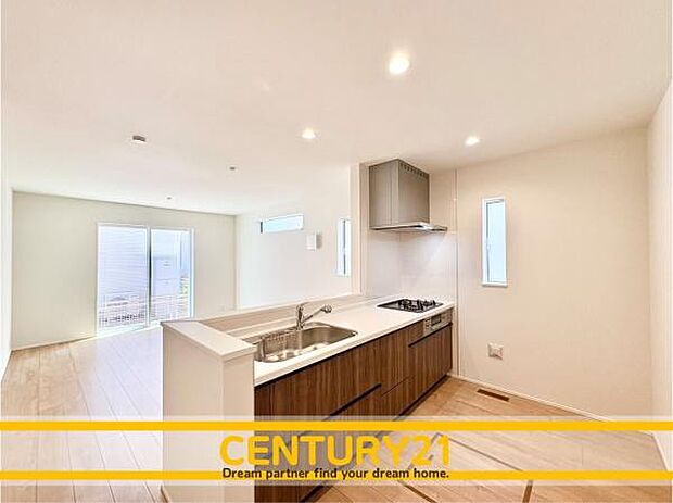 ■■広々キッチン■■大型の冷蔵庫やレンジボードもしっかり置ける広々としたキッチンスペースが大事。ゆとりある空間で作業ができるとお料理の腕も日に日に上がりそうな気がしてきます。