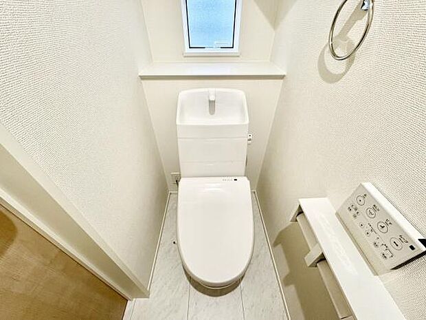 ■■Toilet■■清潔な空間を保ちたいトイレはオフホワイトでまとめました。毎日使う場所だからこそお手入れも楽々にできる機能が搭載されております。汚れが付着しにくい便器はお掃除も楽々です。