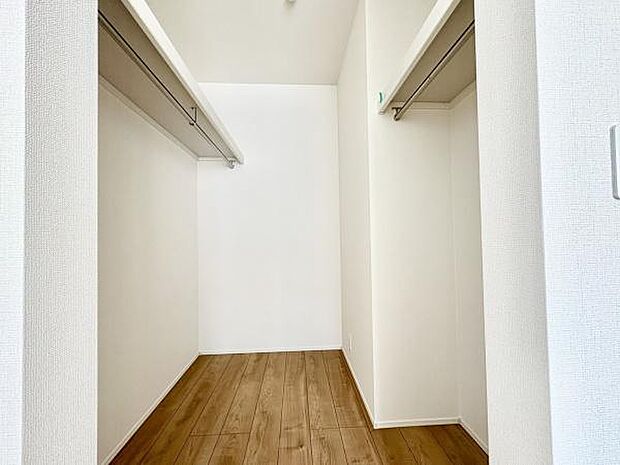 ■■何でも入る■■各居室のクローゼットはスーツ類から丈の長いコート類まで何でも収納できる便利なスペースです。衣装ケースと併用することでセーター類なども収納でき自分だけのスペースにできます。