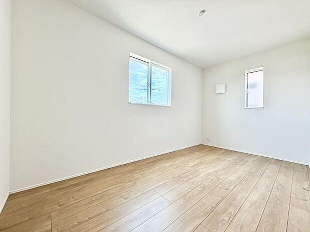 ■■明るい居室■■温もりある自然光を感じていただける居室です。飽きのこないナチュラルカラーの床にホワイトの壁紙は、色褪せることのない心地良さを作ります。