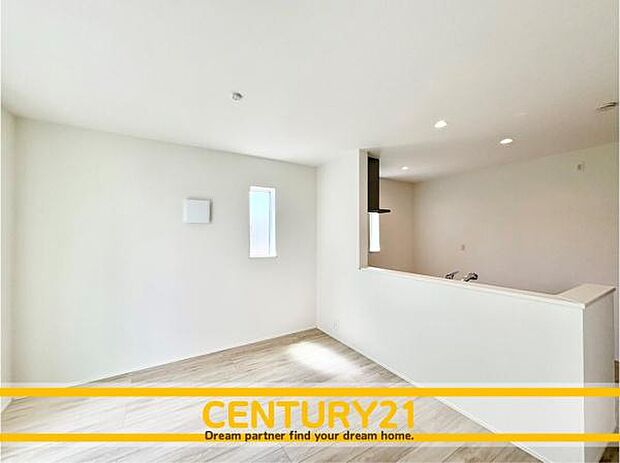 ■■ステキな時間を！■■忙しい朝でも、しっかり家族が揃って食事をして頂けるゆとりある大きさのダイニングスペース。奥様が作る手料理をカウンター越しに受けとって頂き、テーブルで囲む素敵な時間を存分に。