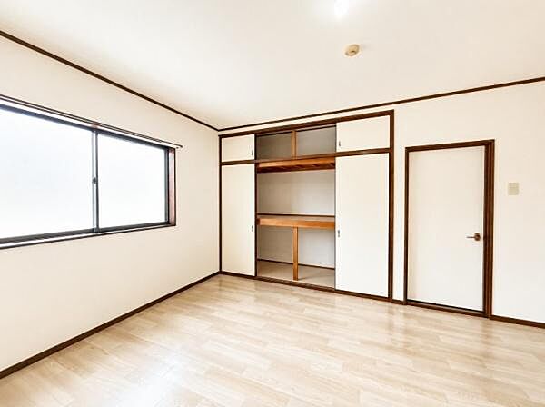 バルコニーに面しており、大きいクローゼットがありますので、多くの物を収納頂けます。