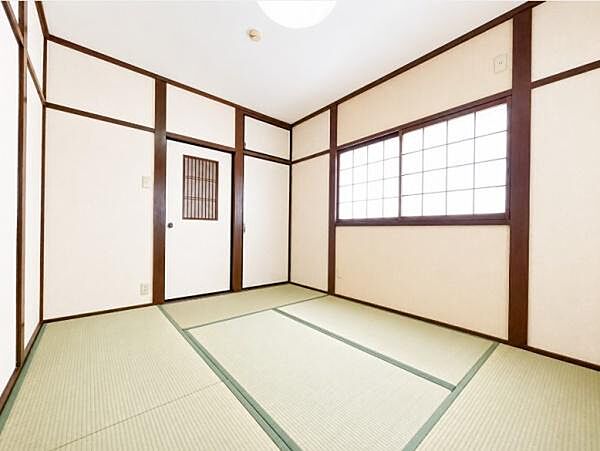 明るい和室です。収納有ります。