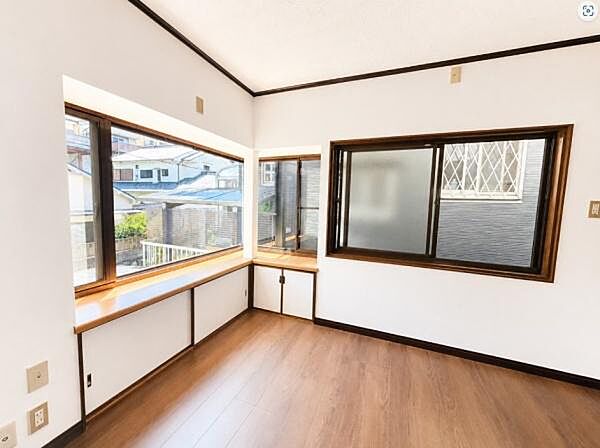 東向きに出窓があり植物環境に良いと思います。