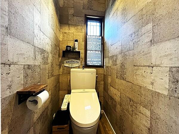 ■トイレ（1枚目）■まるで高級ホテルのようなデザイン性の高い石目調の壁紙を採用し、小窓から自然換気もできるスタイリッシュな空間です。