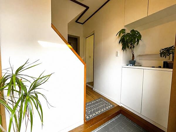 ■収納■階段下のデッドスペースや玄関を有効に活用した、住空間をいつでもすっきり美しくキープできる便利な収納エリアです。