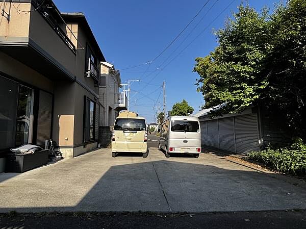 ■駐車場■ゆとりある広さを確保した駐車スペースは、大きな車でも無理なくスムーズに配置や出し入れができるため毎日の運転も快適です。