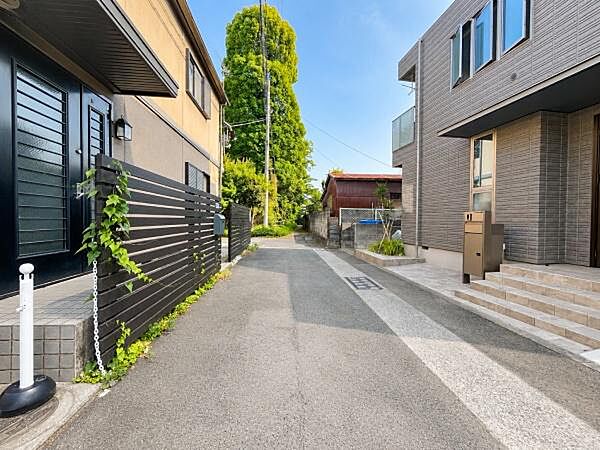 ■前面道路含む現地写真■周辺は落ち着いた平坦な道路に面しており、小さなお子様がいるご家庭や毎日の車の出し入れもスムーズで安心な環境です。