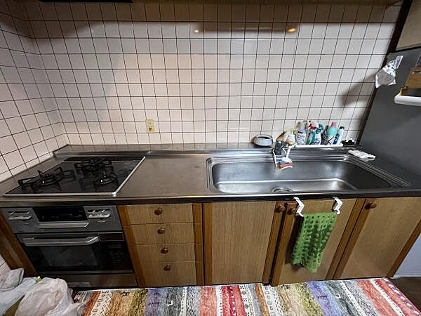 ■キッチン■木の温もりを感じるカントリー調のシステムキッチン。たっぷりの収納を備え、機能的でありながらリビングとの調和を大切にした落ち着きのあるデザインです。