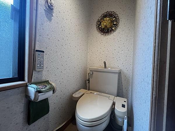 ■トイレ■窓から自然光が入り、明るく清潔感のあるトイレ空間です。
