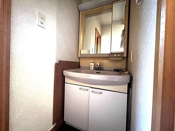 ■ 洗面台・洗面所 ■トイレ横の独立洗面台です。