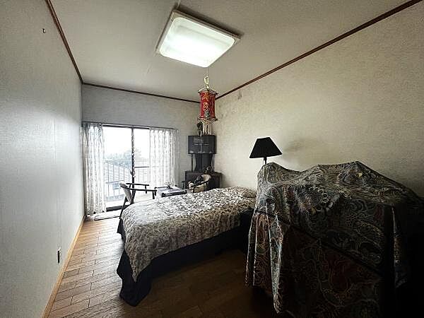 ■洋室■天井高にゆとりを感じる、シンプルで使い勝手の良い洋室。大きな窓が開放感を演出し、自分好みのインテリアでコーディネートを楽しめる心地よい空間です。