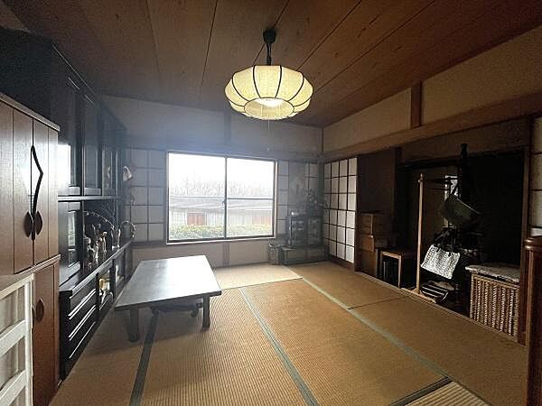 ■和室■板張りの天井と畳の香りが心地よい、本格的な和室空間。広縁へと続く大きな窓からは庭の緑を望むことができ、客間としてもお昼寝の場所としても最適です。
