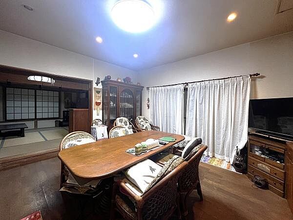 ■リビング・同仕様写真■ダイニングと一続きになった開放的なレイアウト。家族との会話が弾む対面式の配置で、お料理中もリビングの様子が見渡せる安心感のある設計が魅力です。