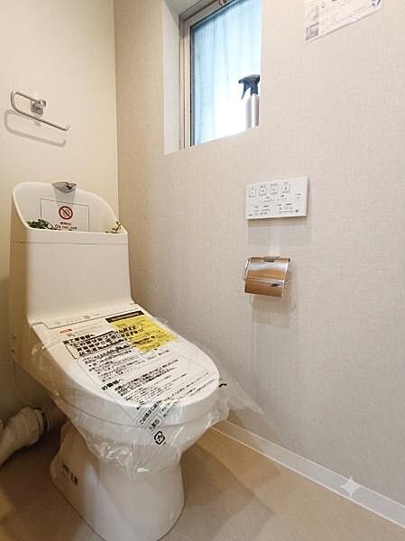 窓のあるトイレなので明るく換気も可能！