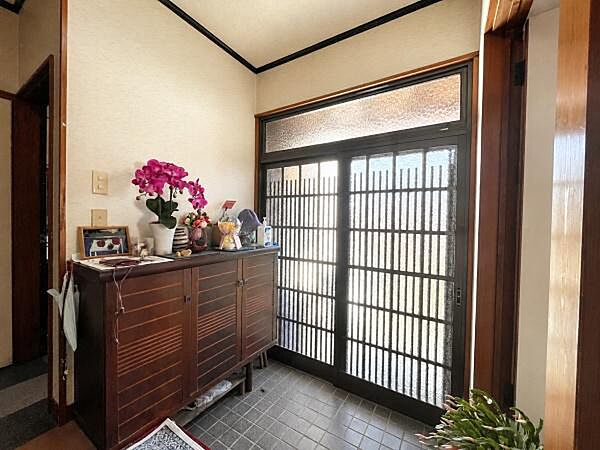 ■玄関（内観）■ゆとりある広さを確保した、明るく気品漂う玄関ホールです。風格のある大型の下駄箱（シューズボックス）が備わっており、家族全員の靴や小物をすっきりと美しく収納できます。