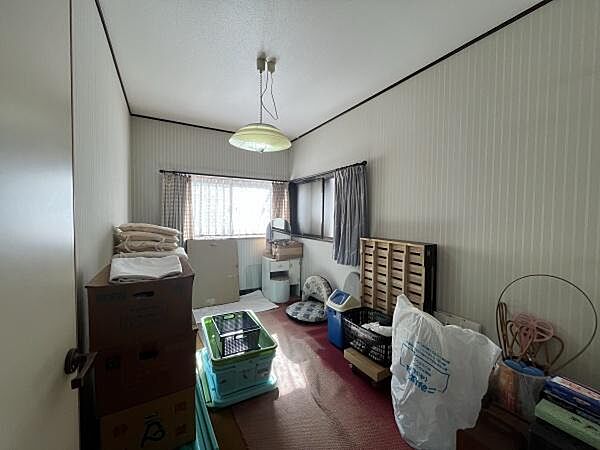 ■洋室■ホワイトの壁紙とシックなブラウンのフローリングが調和した、モダンで落ち着いた洋室です。二面採光のデザインになっており、部屋の隅々まで明るさと爽やかな風が行き渡ります。