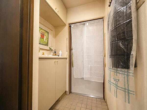 ■玄関■落ち着いたトーンでまとめられた温かみのある玄関。機能的なシューズボックスが備わり、すっきりとした美しい空間で家族やゲストを迎えます。