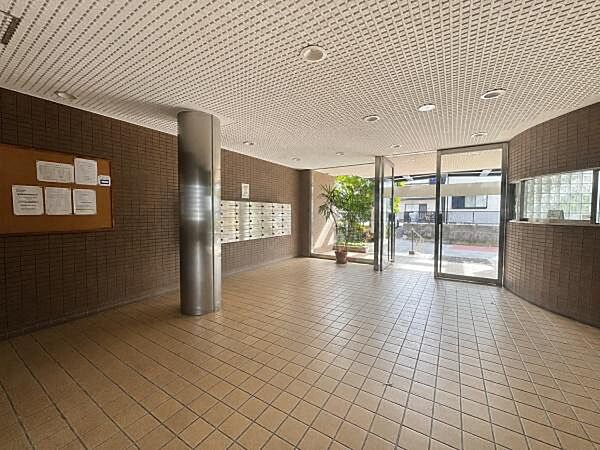 ■エントランス■広々とした開放感のあるエントランスホール。明るいタイル床と落ち着いた壁面デザインが上質な雰囲気を醸し出し、住まいの品格を高めます。