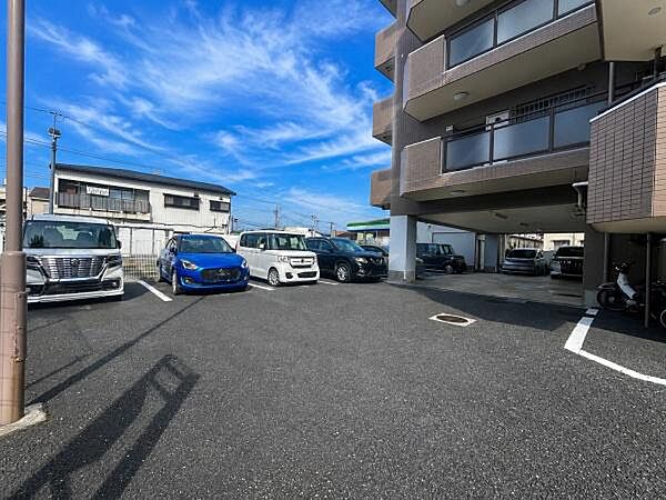 ■駐車場■敷地内にしっかりと確保された平置きの駐車場スペース。青空が広がる開放的な環境で、お車の出し入れもスムーズに行えるゆとりがあります。