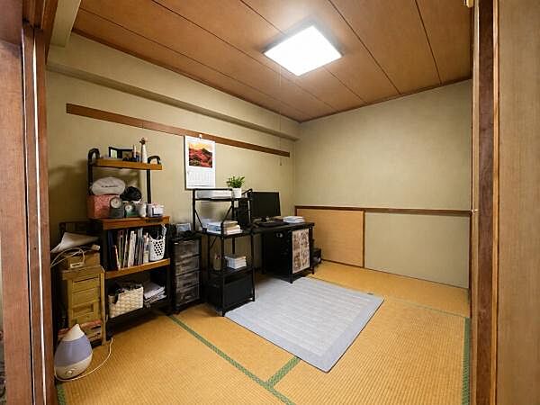 ■和室■伝統的な畳の清々しさと、温かみのある木目の天井が調和した空間。落ち着いた照明が優しく照らし、客間や寛ぎのスペースとして多用途に活躍します。