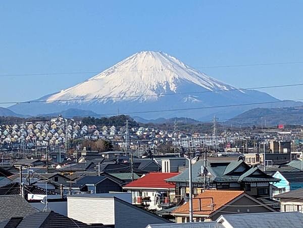■共有外廊下からの眺望■雄大な富士山と街並みを一望できる贅沢な眺望。四季折々の美しい景色や澄み切った青空を日常の背景として楽しめる、開放感のあるロケーションです。