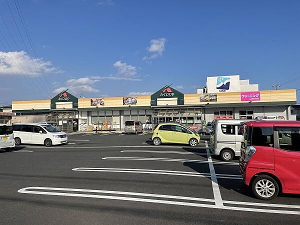 ロピア平塚ユニディ店まで1021m、食料品をはじめ、ホームセンターおよび100円ショップも入っているので買い物に便利です。