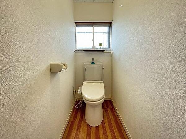 白を基調とした、シンプルながらも落ち着くデザイン。洗浄付き温水便座で機能性も兼ね備えています♪