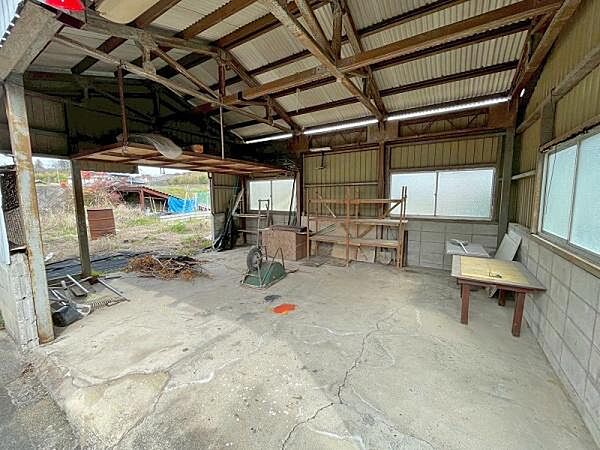 ■母屋のすぐ横にある小屋は収納スペースや趣味の空間としてお好きな用途でご利用いただけます♪
