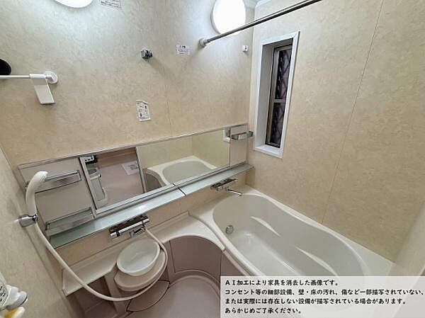 上品な色合いが魅力のバスルームは、ほっと落ち着く空間を作り出しています。