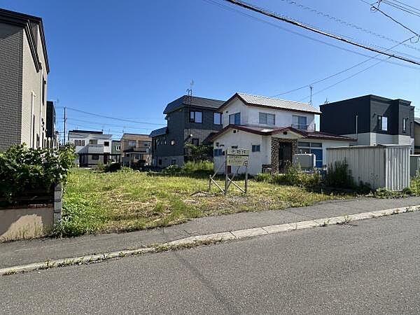 空が高く感じられ、静かで落ち着いた環境です。