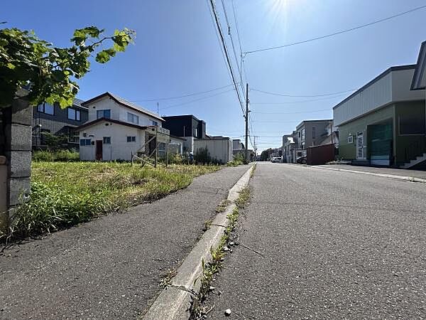 商業施設も徒歩圏ながら、落ち着いた環境が魅力的な区画です。
