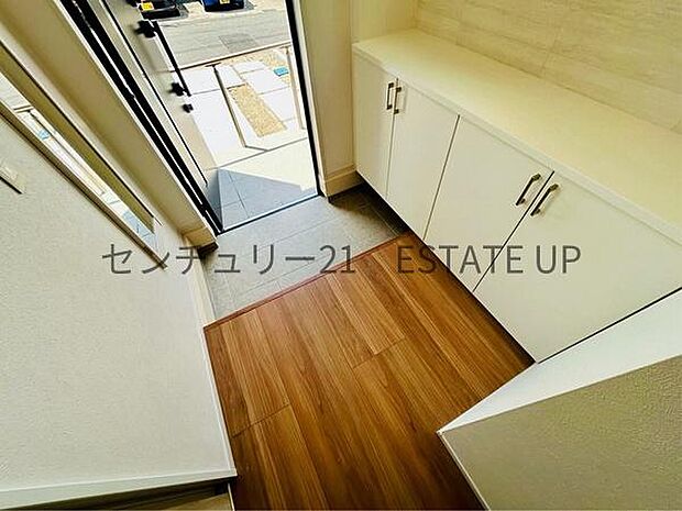 【玄関】シューズボックスもある玄関です。