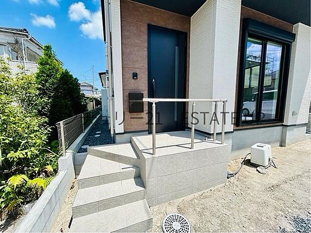 【玄関】階段がありオシャレな階段です。