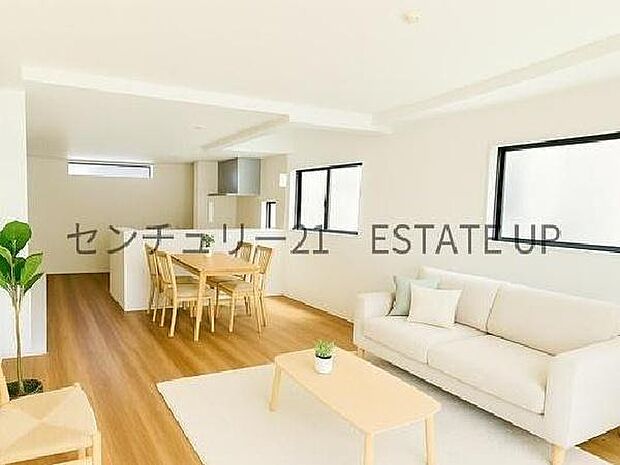 【リビング】広々としたリビング空間にキッチン、開放的で広々としています。※ホームステージングしているイメージ図です。