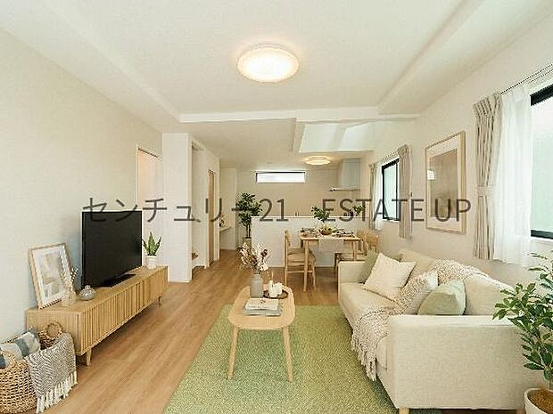 【リビング】広々としたリビング空間にキッチンもあり、家族団らんや来客時にもゆったり過ごせる心地よい空間。※ホームステージングしているイメージ図です。