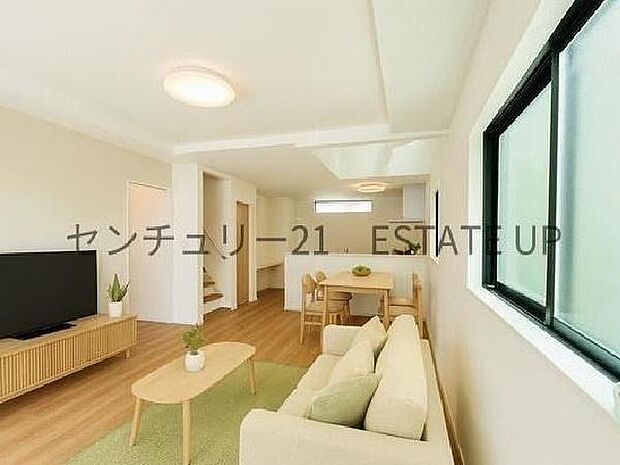 【リビング】広々としたリビング空間にキッチンもあり、家族団らんや来客時にもゆったり過ごせる心地よい空間。※ホームステージングしているイメージ図です。