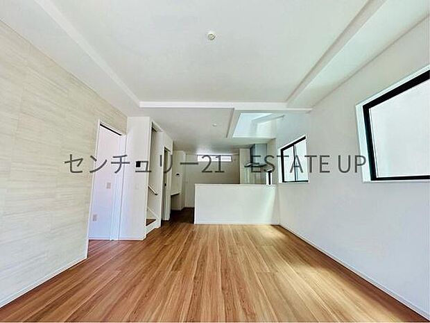 【リビング】広々としたリビング空間にキッチンもあり、家族団らんや来客時にもゆったり過ごせる心地よい空間。