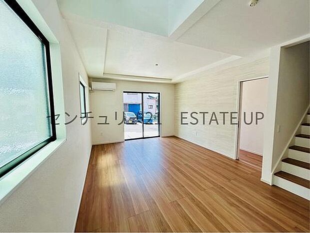 【リビング】大きな窓から明るい陽光が差し込み、ご家族皆様でゆったりとお過ごしいただけるリビングダイニングです