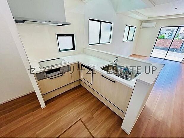 【キッチン】解放感のあるキッチンスペースです。