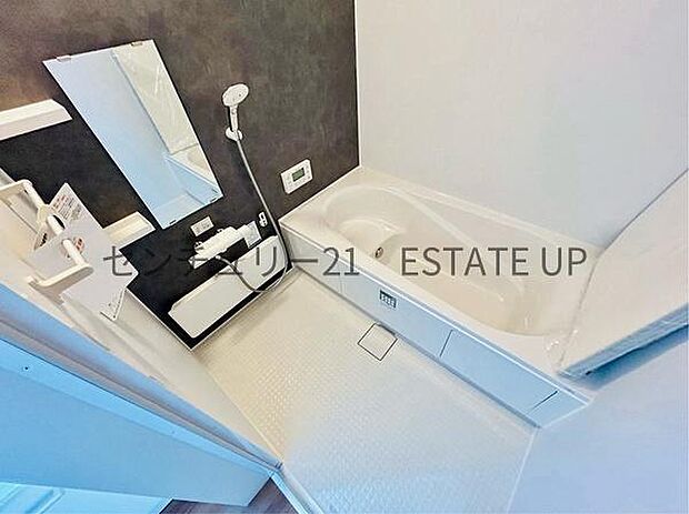 【バス】1日の疲れを癒してくれる広々としたバスルーム。