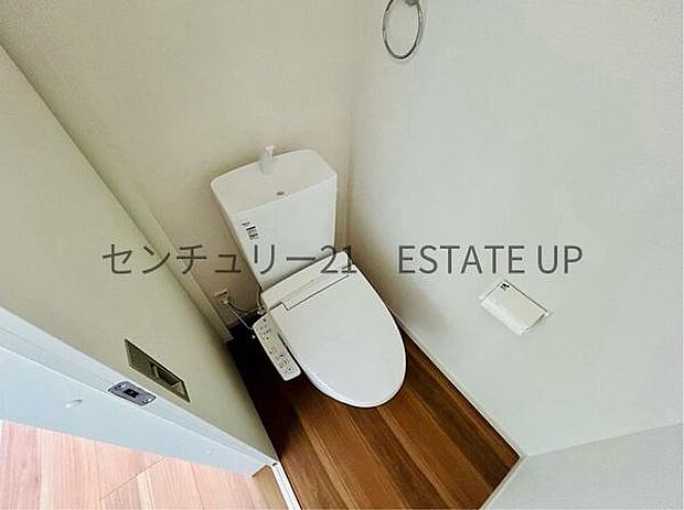 【トイレ】温水洗浄便座付きのトイレです。床と壁もシックなつくりです。